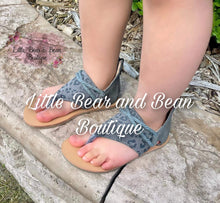 Load image into Gallery viewer, Mommy and Me Leopard Print Sandals