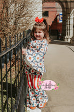 Load image into Gallery viewer, Daisy Striped Belle Set

