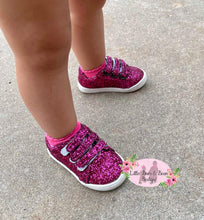 Load image into Gallery viewer, A girls wearing pink glitter tennis shoes
