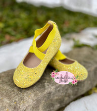 Load image into Gallery viewer, Yellow glitter pumps

